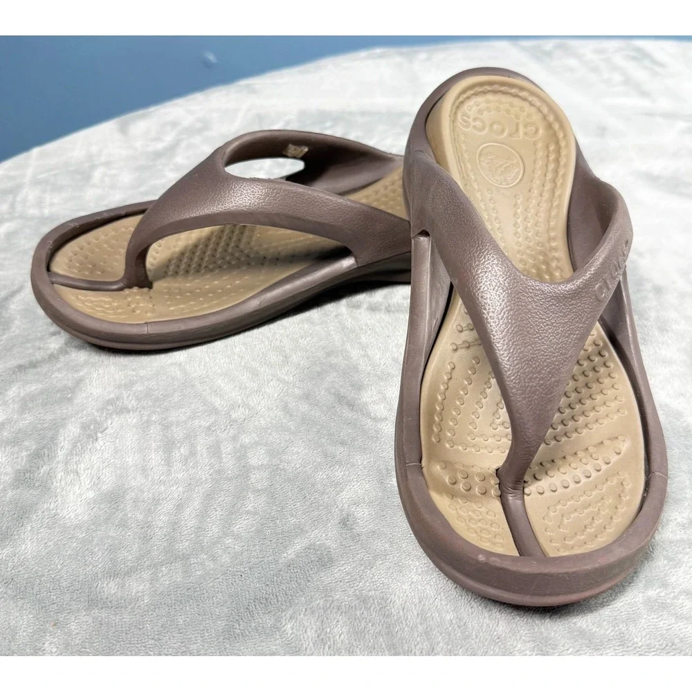 Crocs Sanrah Flip Flops Womens 8 Brown Wedge Sandals Thong Comfort